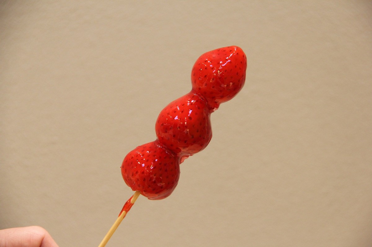 鳥取県米子市にある「77Sweets shop（ナナナナスイーツショップ）」内にオープンの「恋するストロベリー」で販売しているイチゴスイーツ「いちご飴」