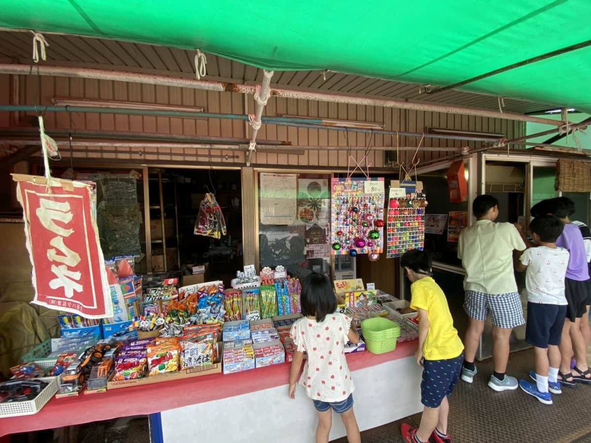 島根県松江市にある『天神たこ焼き店』の駄菓子コーナー