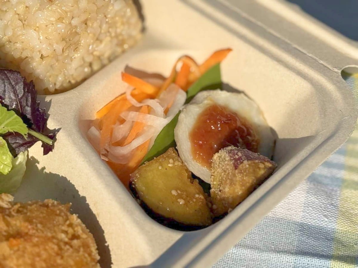 島根県江津市にある『NAOfarmcafe』で販売している「NAOFARMプレート」の里芋の田楽やなます、大学芋