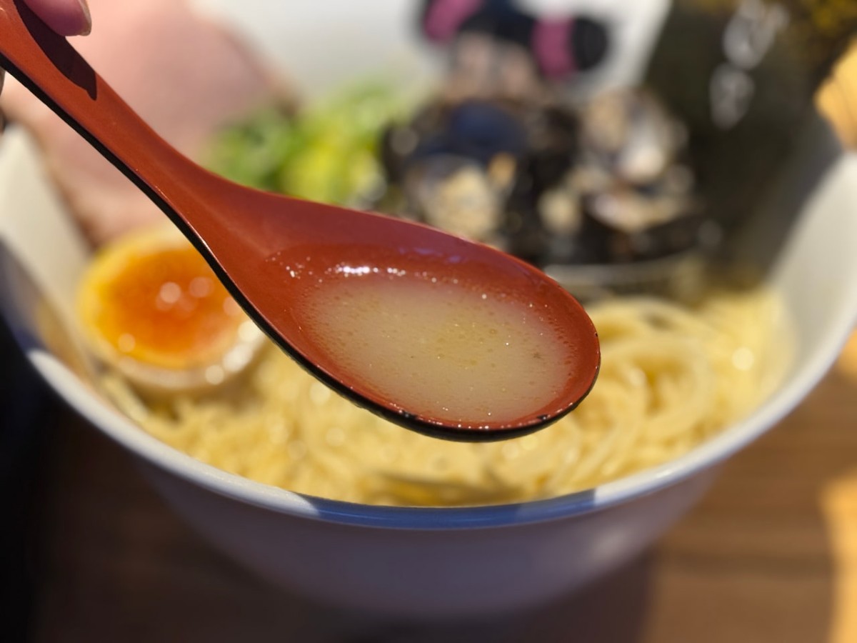島根県出雲市の人気ラーメン店『かみあり製麺』の「しじみ塩ラーメン」