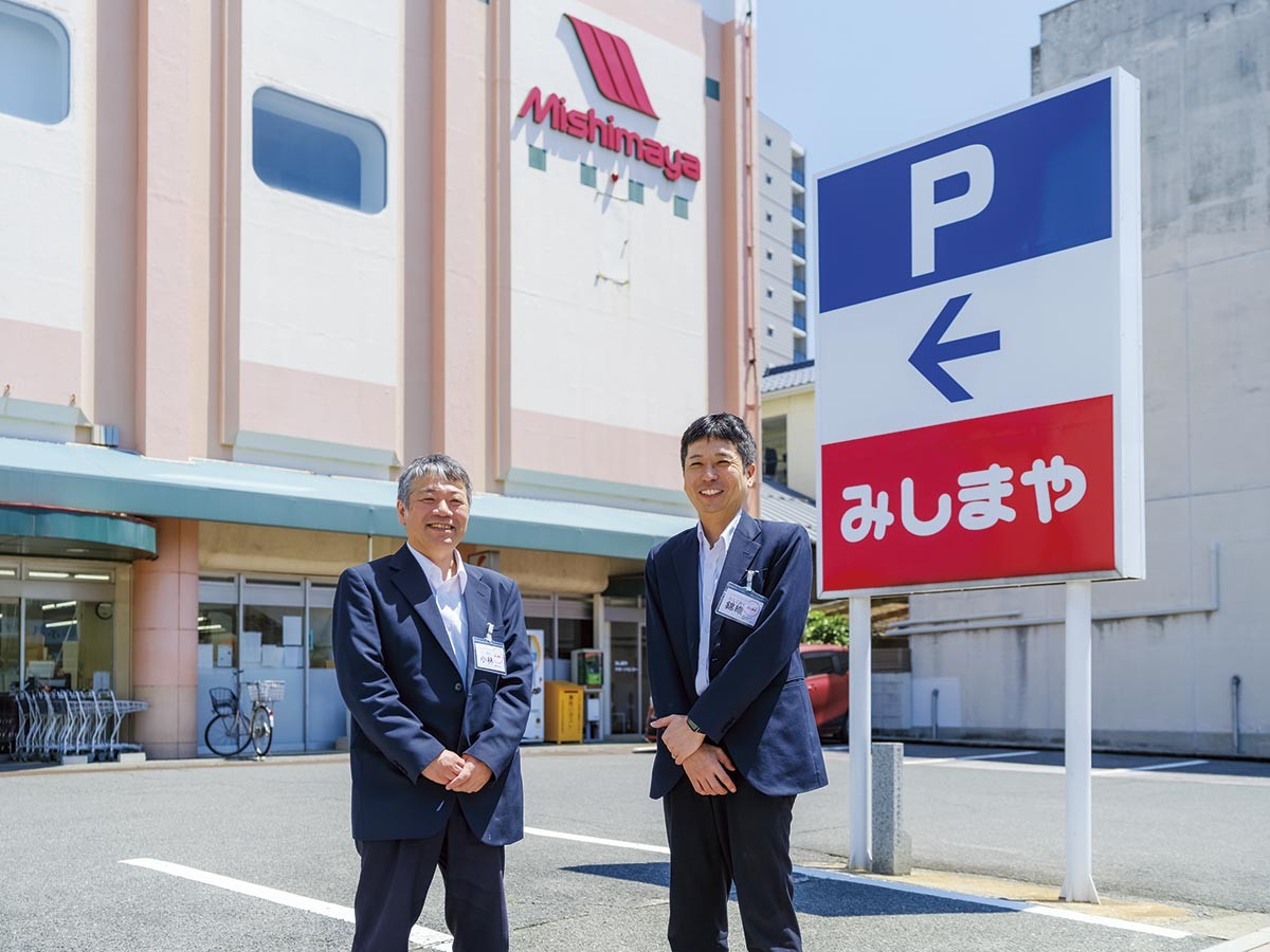 松江市「株式会社みしまや」の小林秀雄営業部部長（左）と錦織俊経営企画部部長