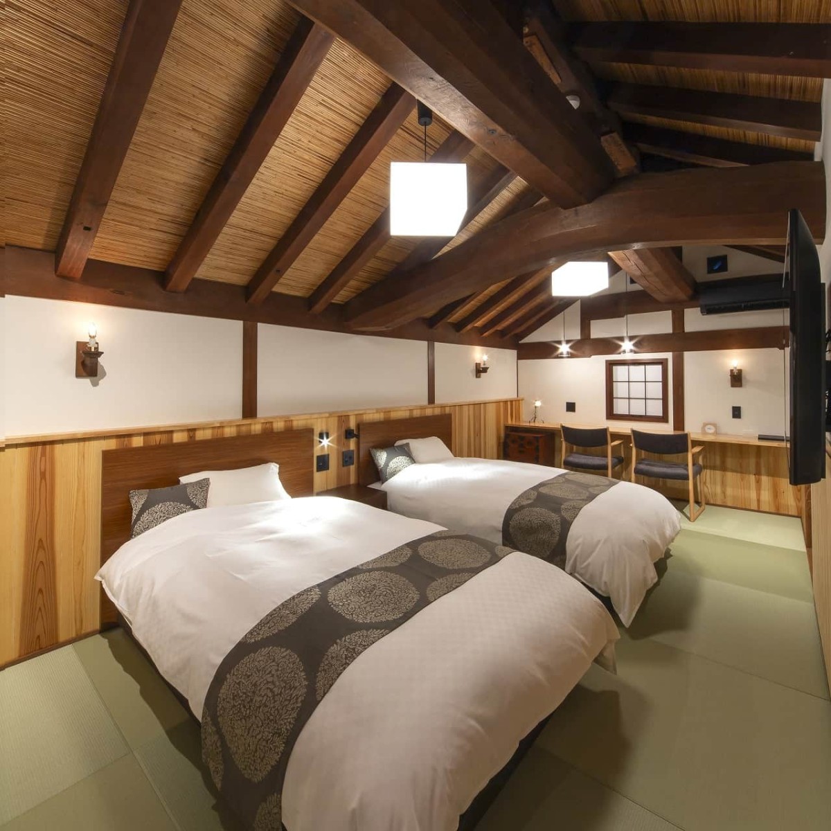 島根県松江市にある一棟貸しの宿『宿の蔵Hug』の２階の寝室