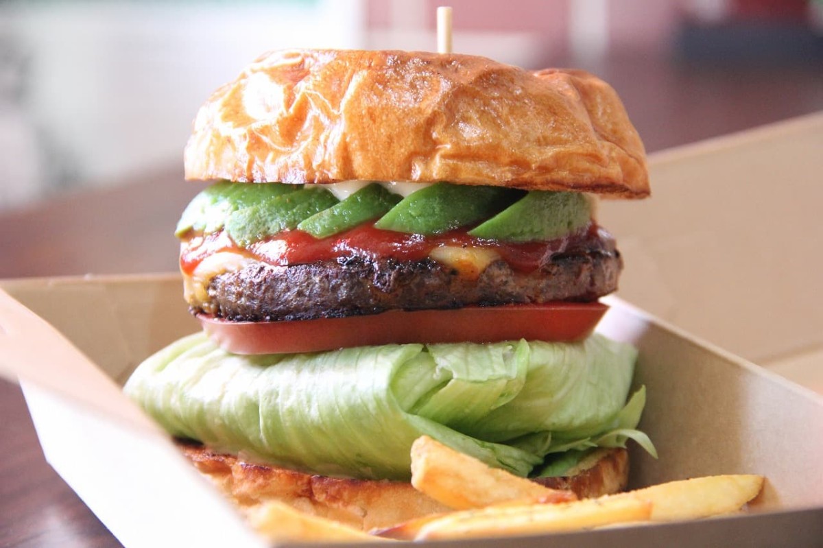 鳥取県境港市にあるハンバーガーショップ『sunny』で販売している「アボカドチーズバーガー」