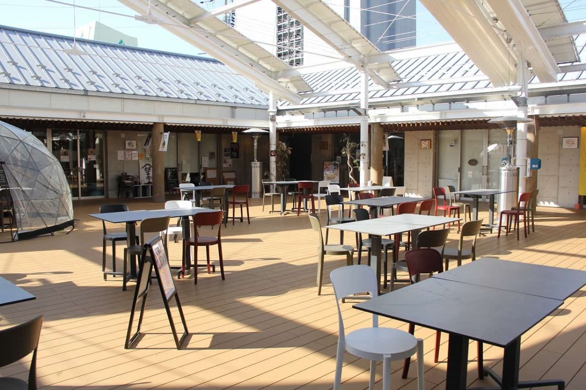 島根県松江市『カラコロ工房』のフードホールのテラス
