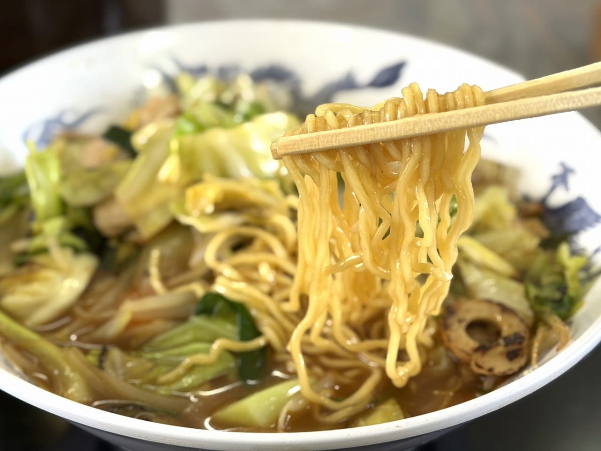 島根県隠岐郡隠岐の島町にある大衆食堂『こめこめまんま』で販売している「スタミナちゃんぽん」の麺