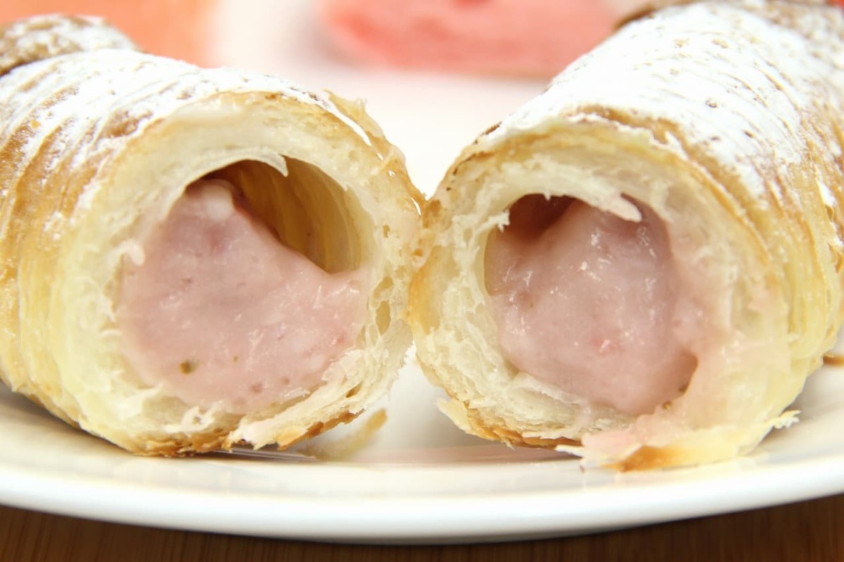 鳥取県米子市にあるパン屋『Bakery&Cafe RUDY』で販売している春限定のパン「桜いちごコルネ」の断面