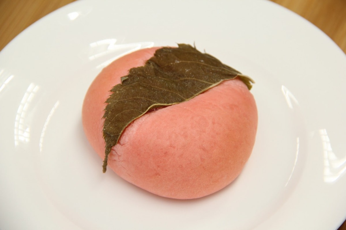鳥取県米子市にあるパン屋『Bakery&Cafe RUDY』で販売している春限定のパン「桜もち」