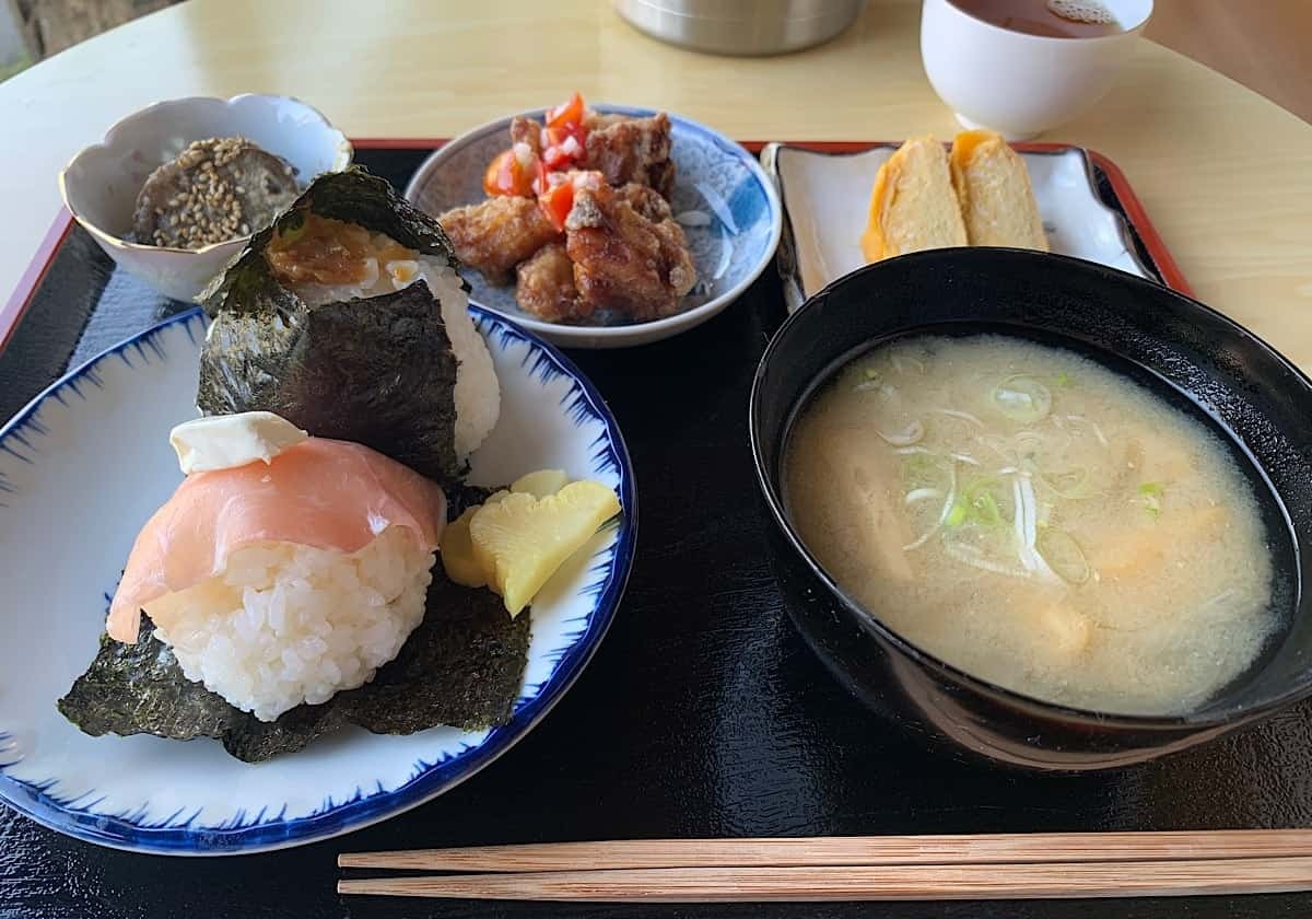 鳥取県西伯郡大山町にある『おむすび屋ひとむすび』の「おむすび王道ランチ」