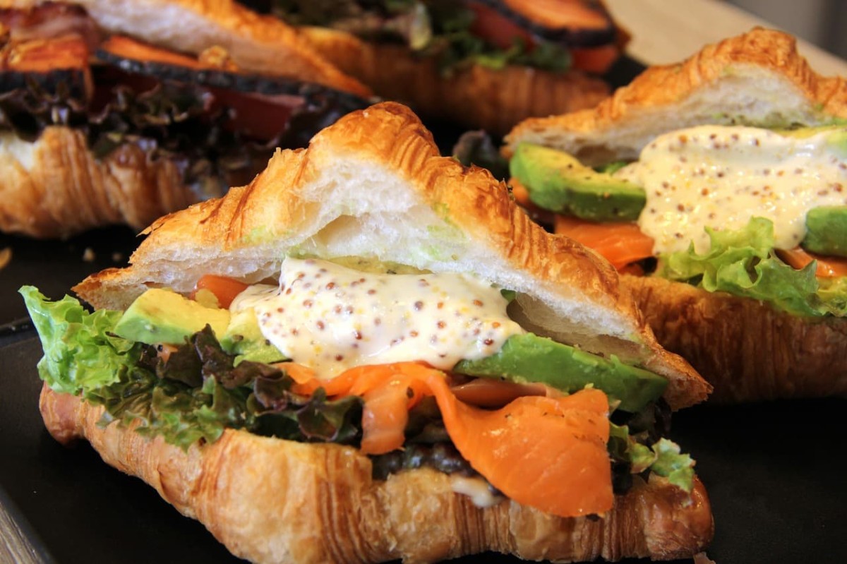 島根県出雲市の複合施設『ENnoZA』内にあるクロワッサン専門店『OLD NINE CROISSANT』で販売しているクロワッサンサンド