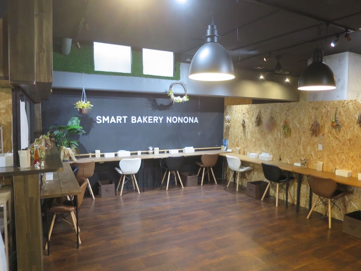 鳥取県米子市にある無人のパン屋『SMART BAKERY NONONA』のイートインスペース