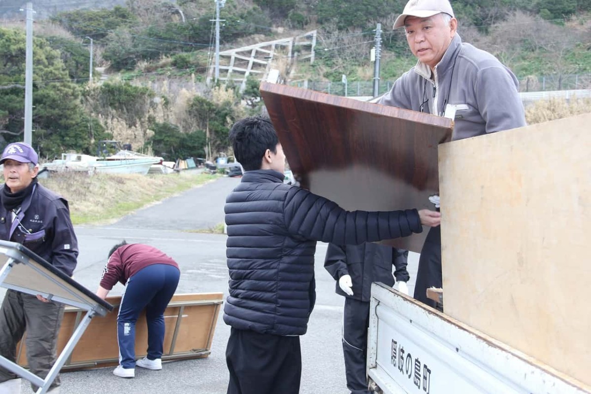 島根県隠岐郡で開催された『すいせん祭り』の会場準備をする実行委員会の方としまっちサポーター