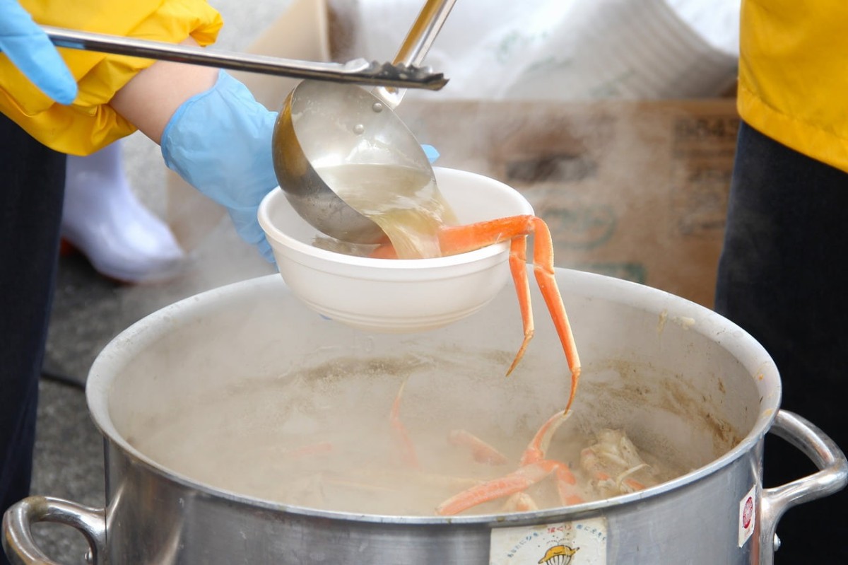 島根県隠岐郡で開催された『すいせん祭り』で配布するカニ汁を調理する様子