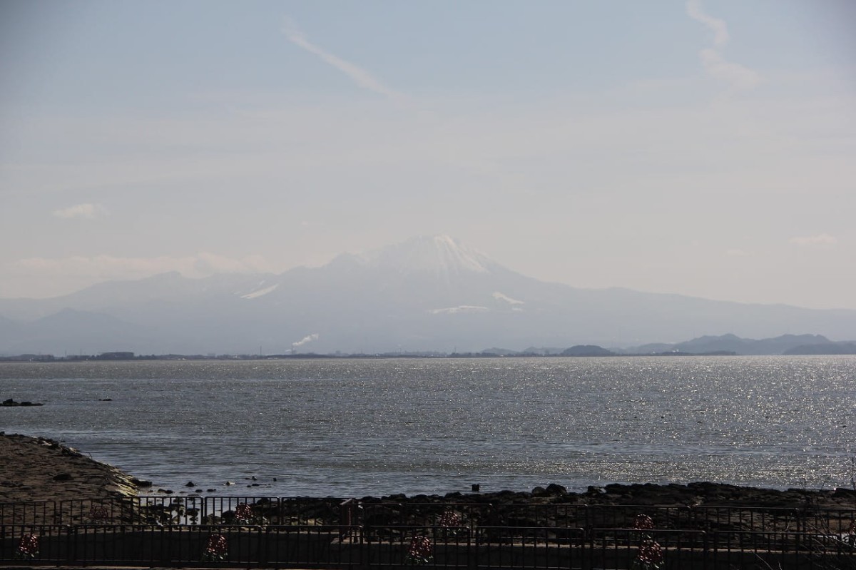 島根県松江市八束町にある『波入親水公園』のベンチから見える大山