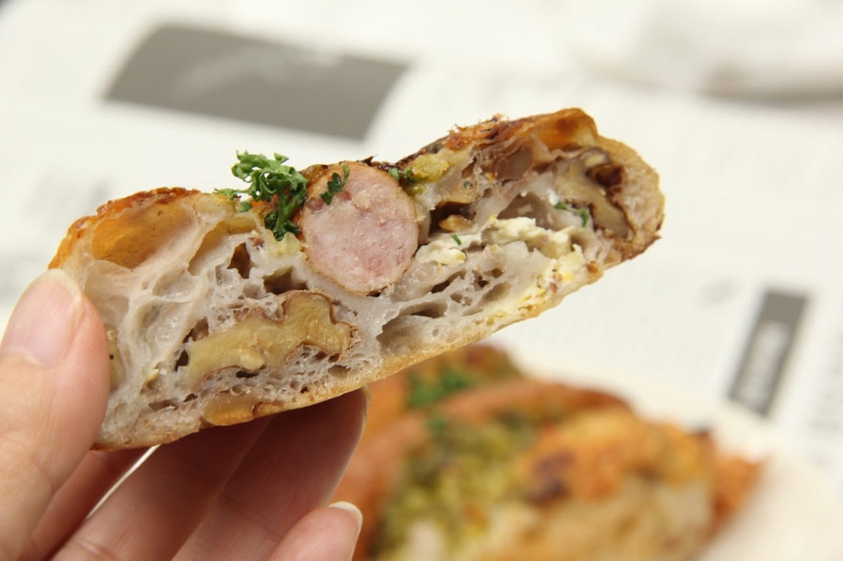 島根県出雲市にある人気ベーカリー『ルコションドール出西』で販売しているハードホットドッグの断面