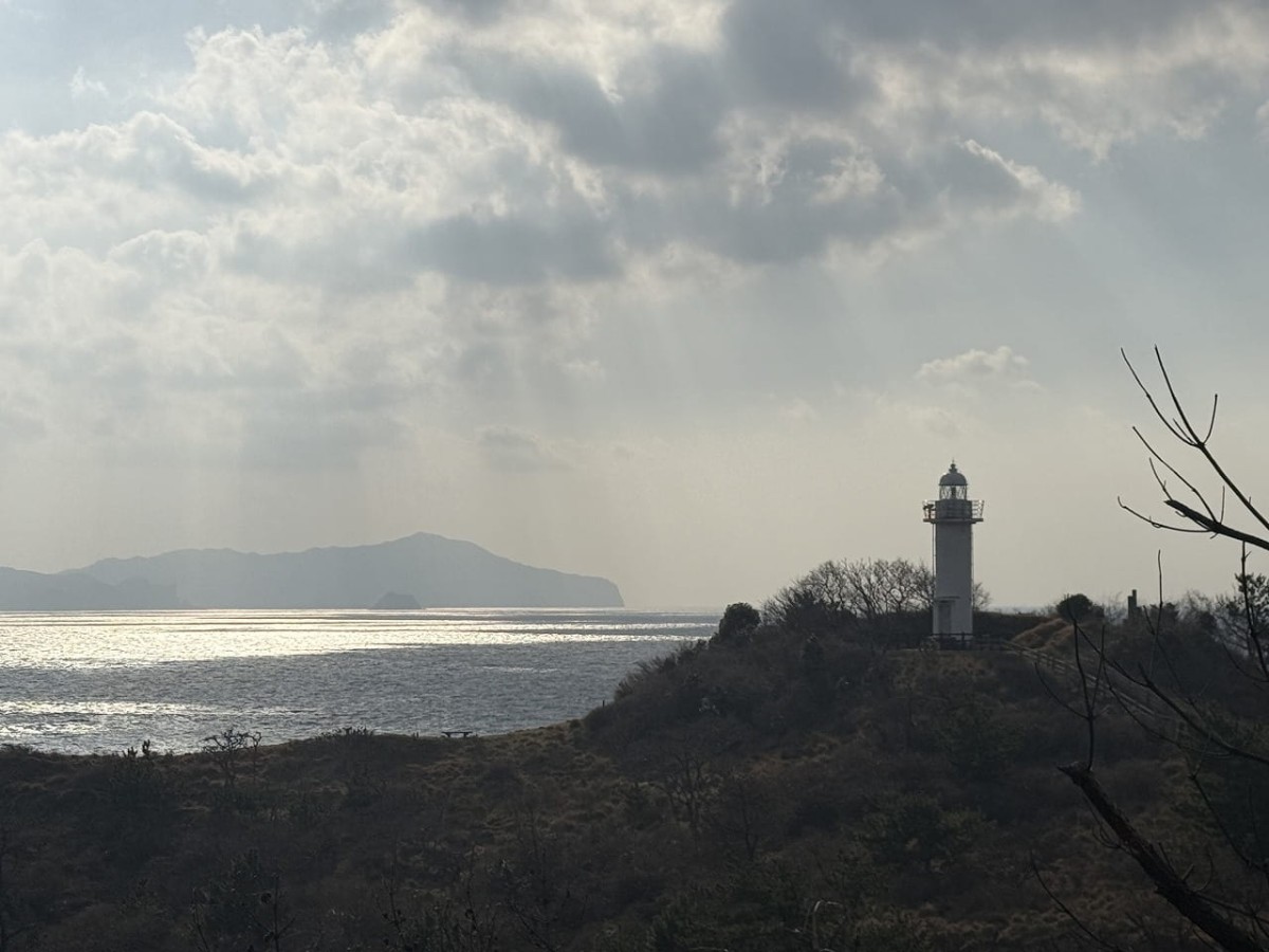 島根県隠岐郡隠岐の島町にある『那久岬』の道中から見る灯台