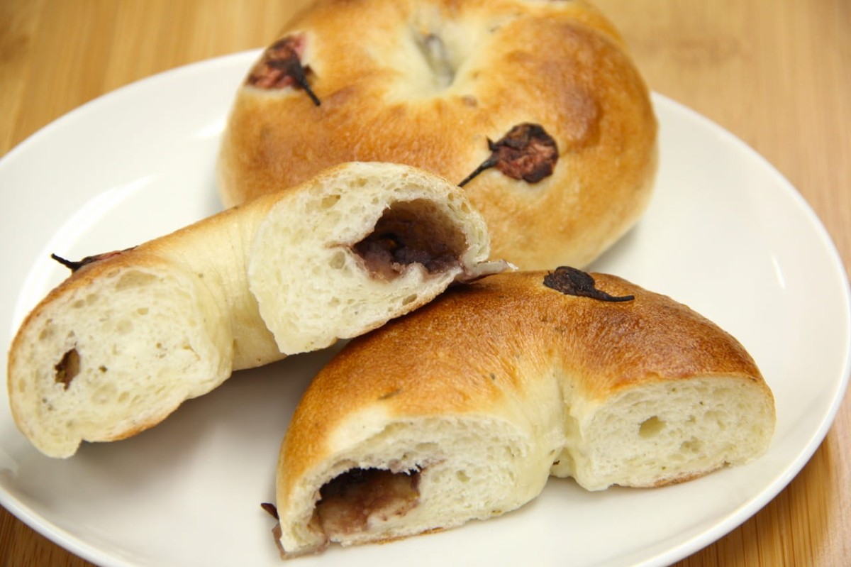 鳥取県米子市にあるベーカリー『ひがしやまマーケット』で販売している春のイチオシの桜餅ベーグル