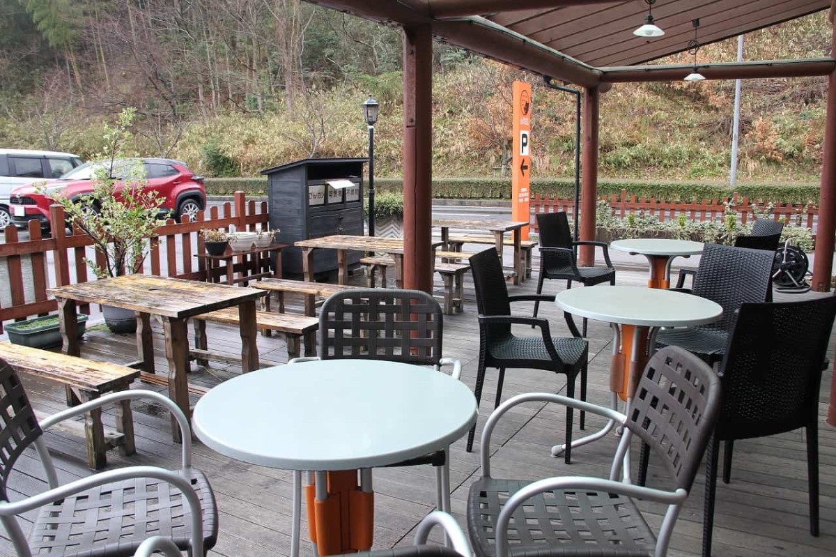 山陰にある定番ベーカリー『森のくまさん』にあるテラス席