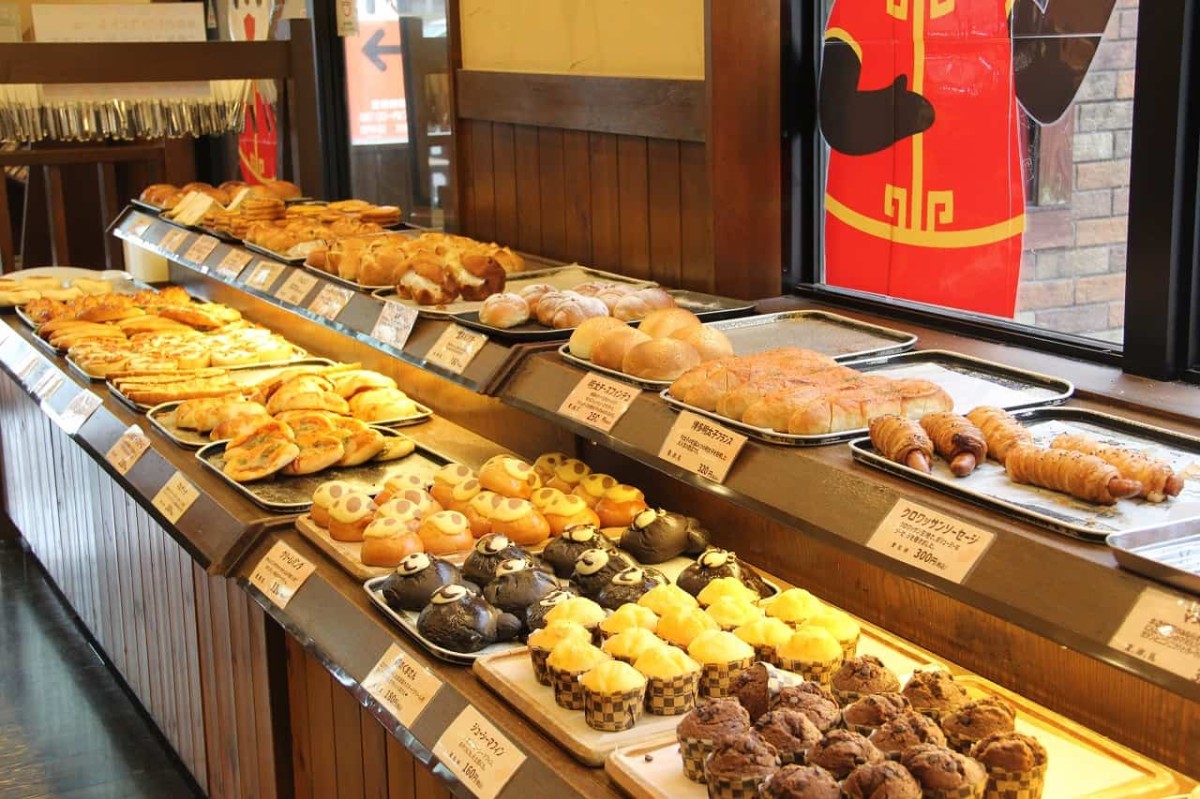 山陰にある定番ベーカリー『森のくまさん』の店内