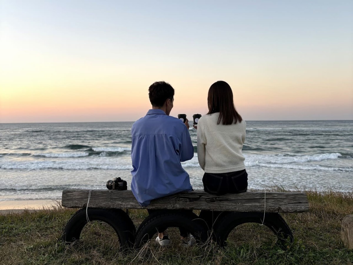 鳥取県岩美郡岩美町にあるトレーラーカフェ『cafe bloom（カフェブルーム）』でコーヒーを楽しむ様子