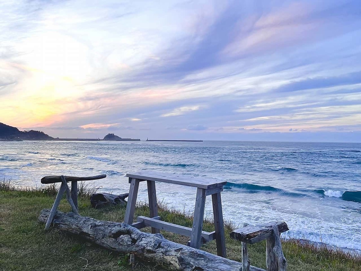 鳥取県岩美郡岩美町にあるトレーラーカフェ『cafe bloom（カフェブルーム）』がある浦富海岸