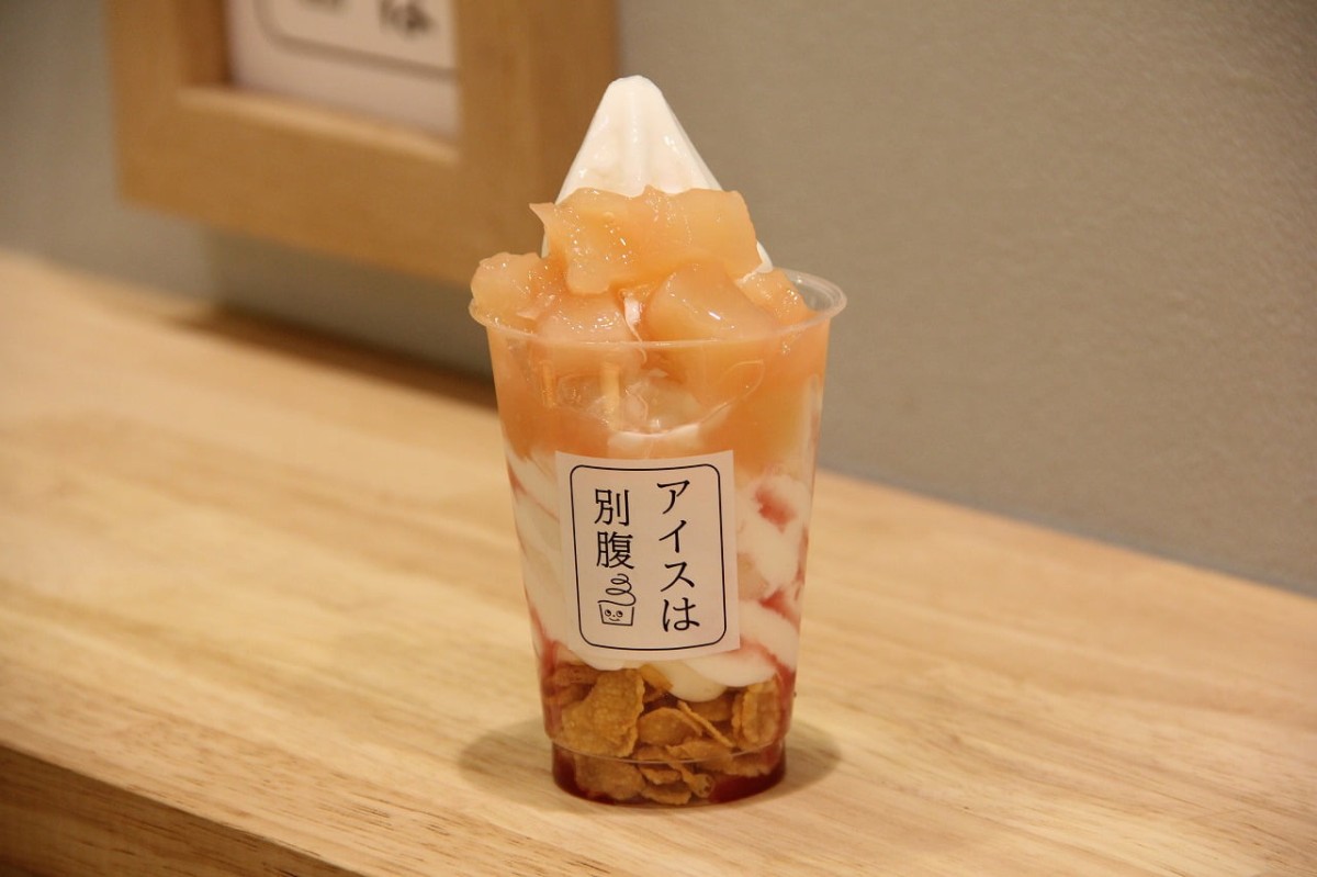 鳥取県米子市の夜パフェ専門店『アイスは別腹』で販売している「ラブピーチ」。