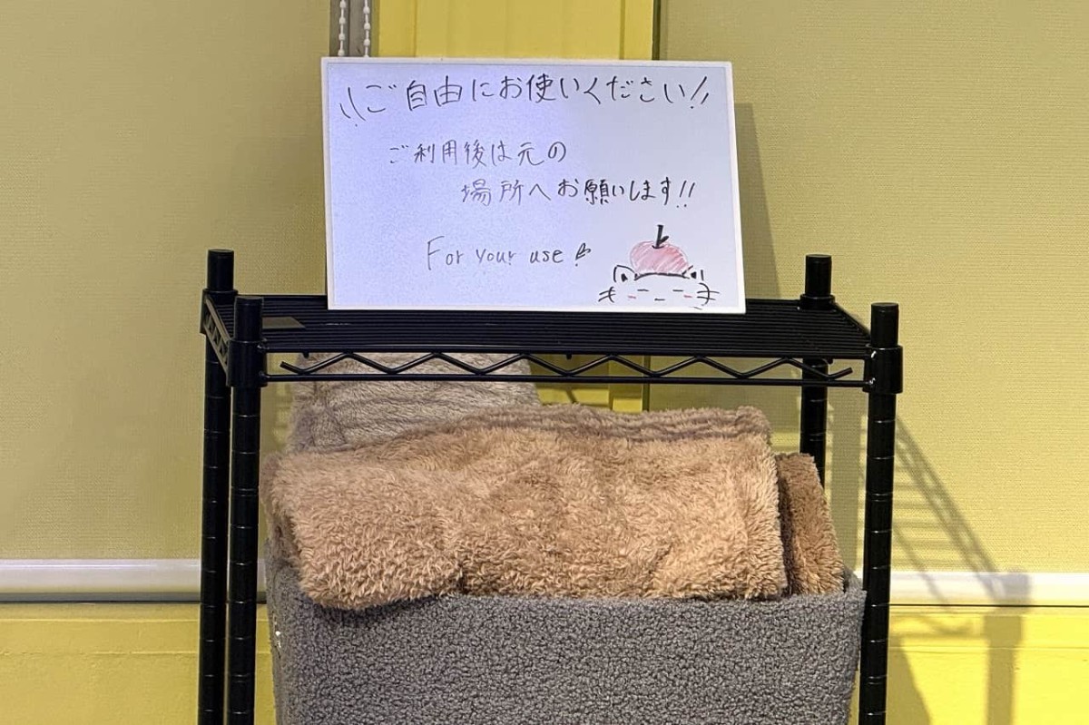 鳥取県米子市の夜パフェ専門店『アイスは別腹』に設置しているブランケット