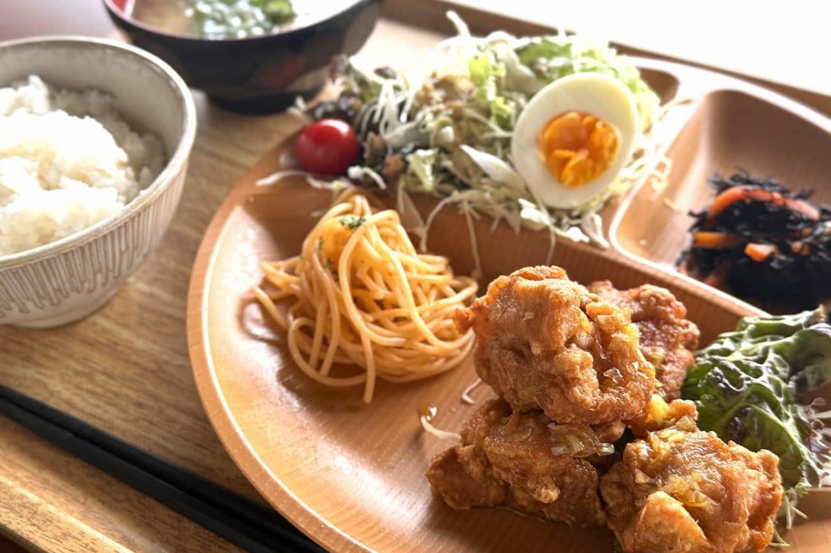 島根県松江市にある『NHK松江放送局』の社員食堂で販売している油淋鶏の定食