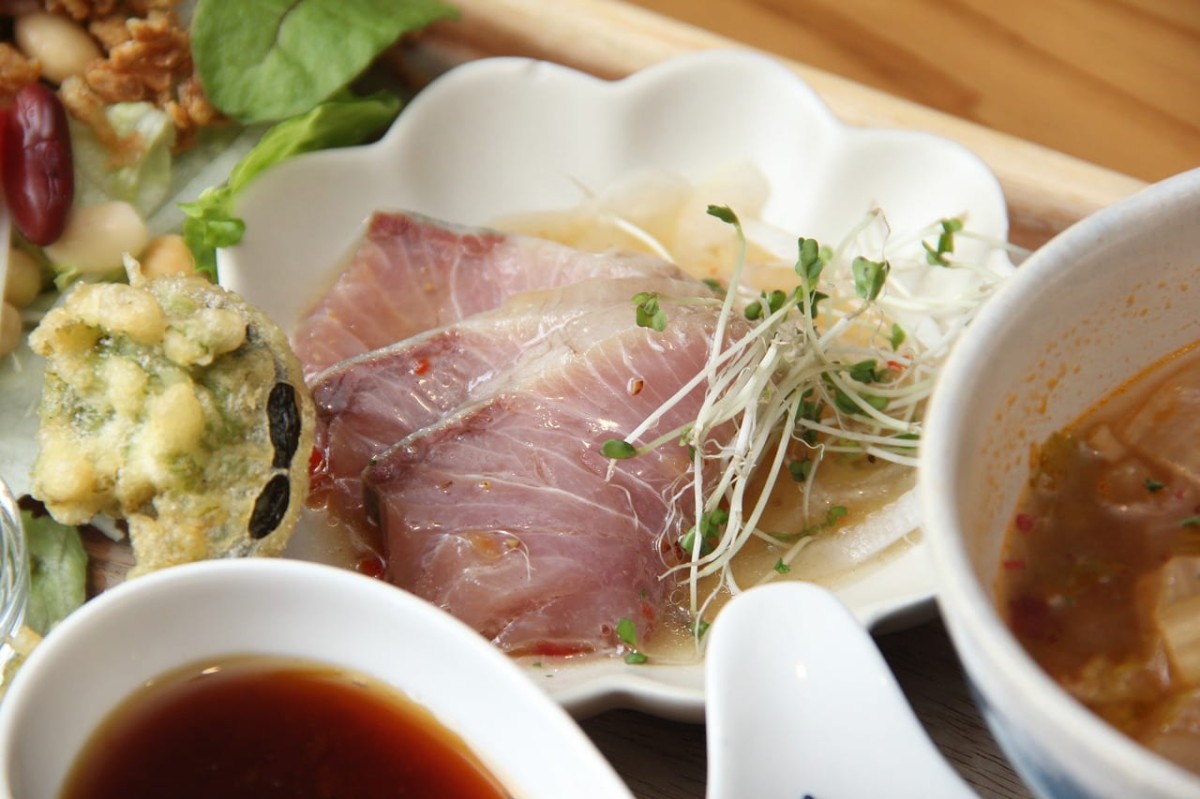 鳥取県米子市にある『On Lento Cafe』で販売している「スペシャルプレート」の魚のカルパッチョ