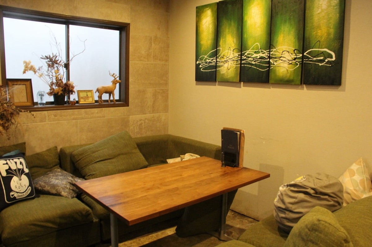 島根県出雲市にある『THE STRUCTURE HOSTEL & CAFE BAR』の店内