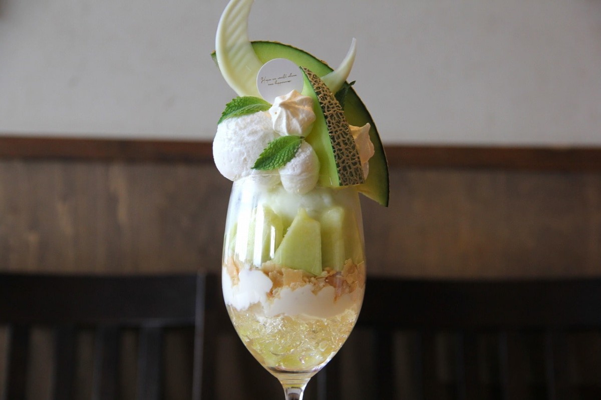 島根県松江市にある『udon dining café 安菜蔵』で販売している６月限定メロンパフェ