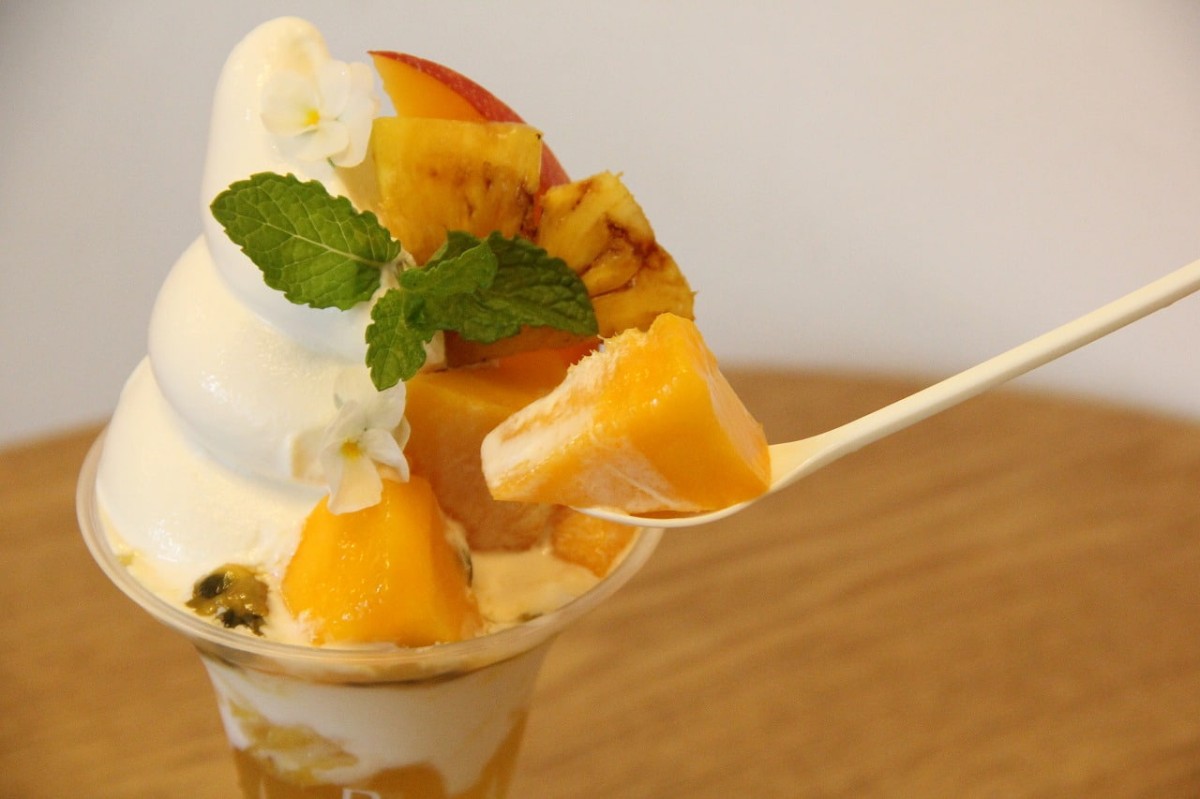 島根県松江市にある『Pa.U SOFT CREAM（パウソフトクリーム）』で販売中の「とろける南国果実の贅沢パフェ」のマンゴー