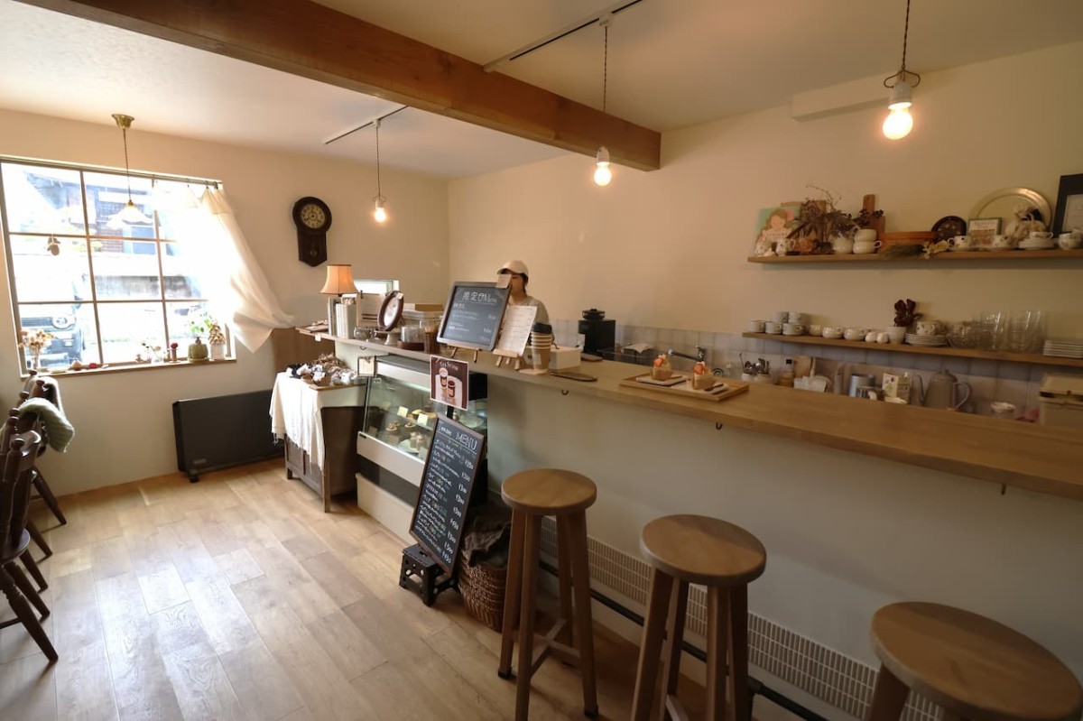 島根県松江市にある『おやつものがたりHoppe』のカウンター席