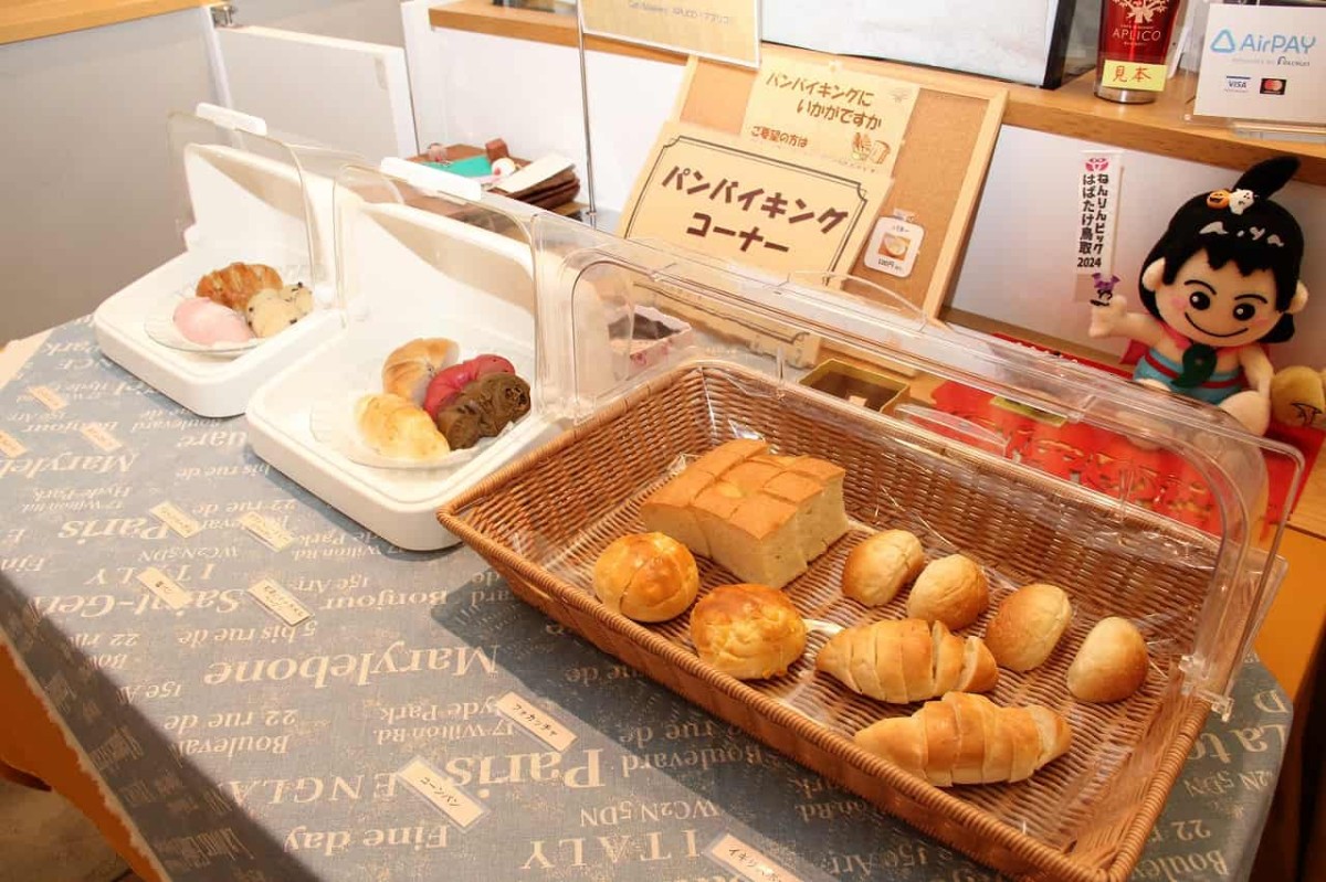 鳥取県米子市にある『cafe＆bakeryAPLICO』のパンバイキングで提供するパン