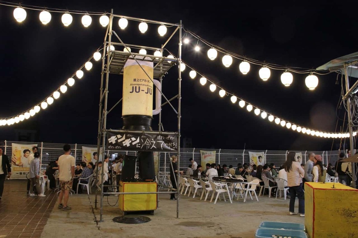 鳥取県米子市にある『JU米子髙島屋』屋上で開催中の『JU-JU×くらしDEL presents「～屋上縁日ビアガーデン～」』の会場の様子