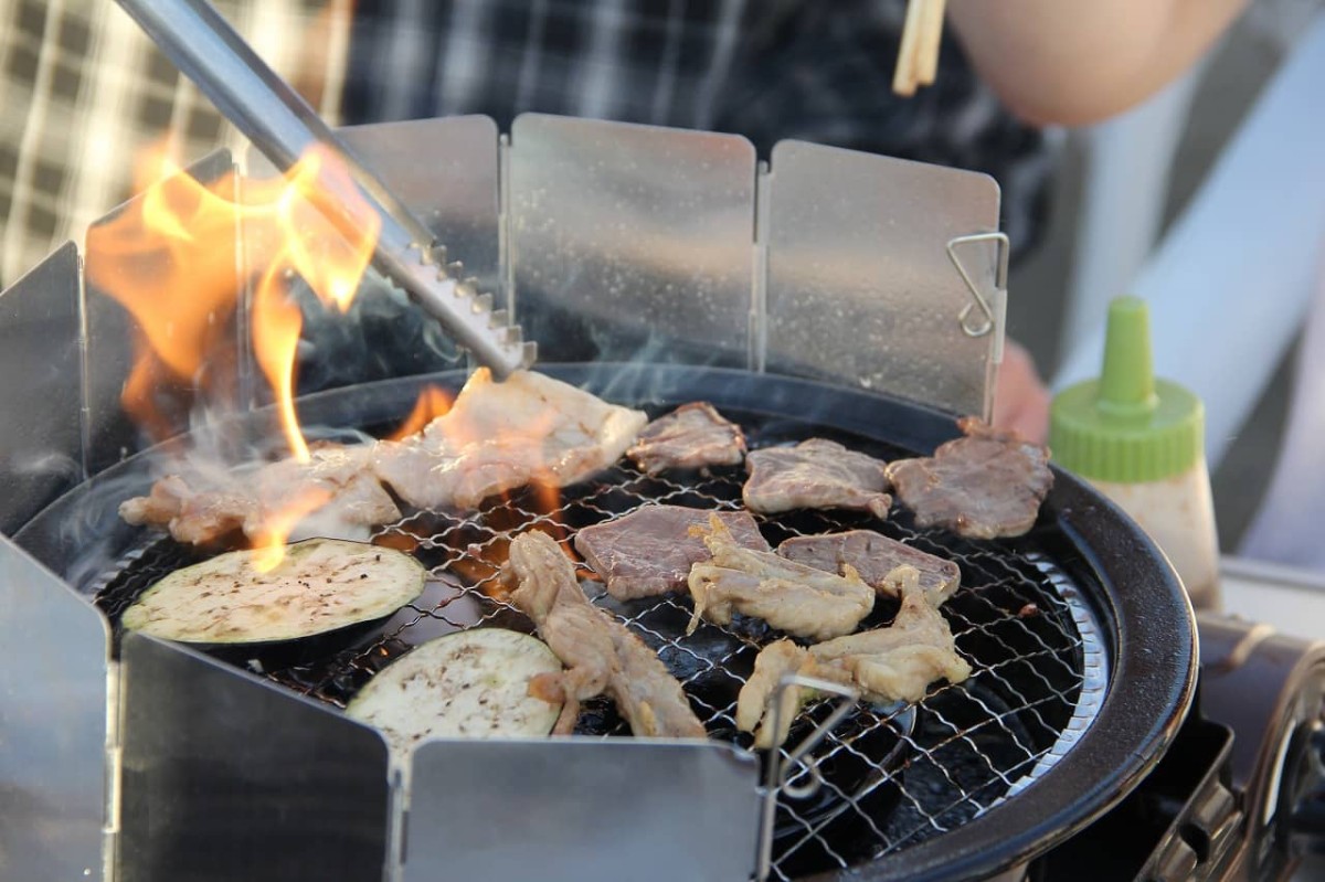 鳥取県米子市にある『JU米子髙島屋』屋上で開催中の『JU-JU×くらしDEL presents「～屋上縁日ビアガーデン～」』のBBQの様子