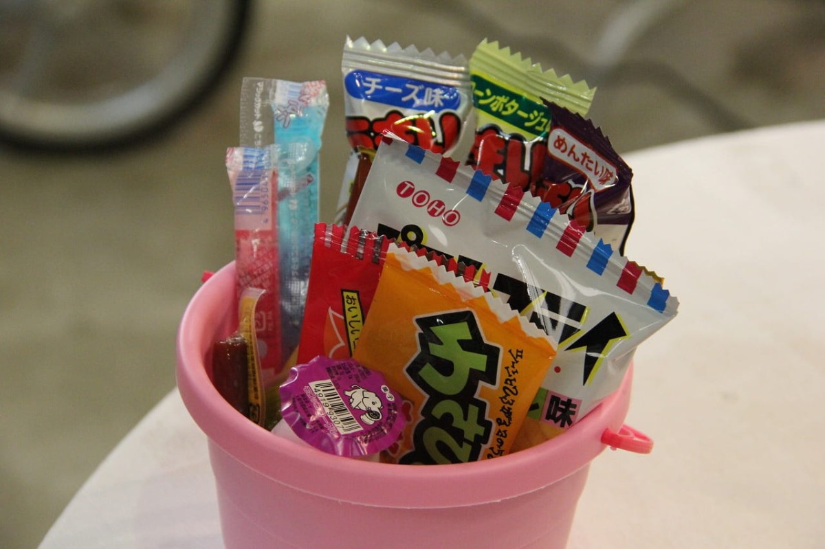 鳥取県米子市にある『JU米子髙島屋』屋上で開催中の『JU-JU×くらしDEL presents「～屋上縁日ビアガーデン～」』で楽しめる駄菓子