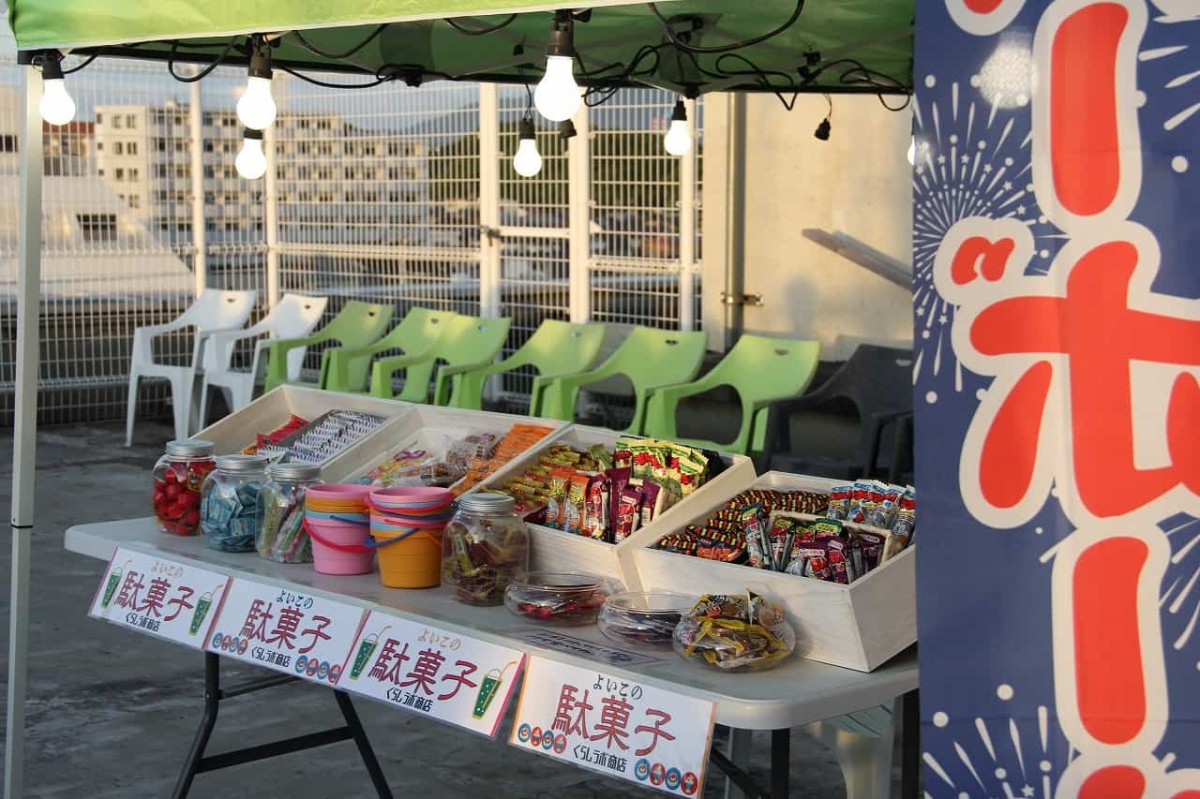 鳥取県米子市にある『JU米子髙島屋』屋上で開催中の『JU-JU×くらしDEL presents「～屋上縁日ビアガーデン～」』で楽しめる駄菓子