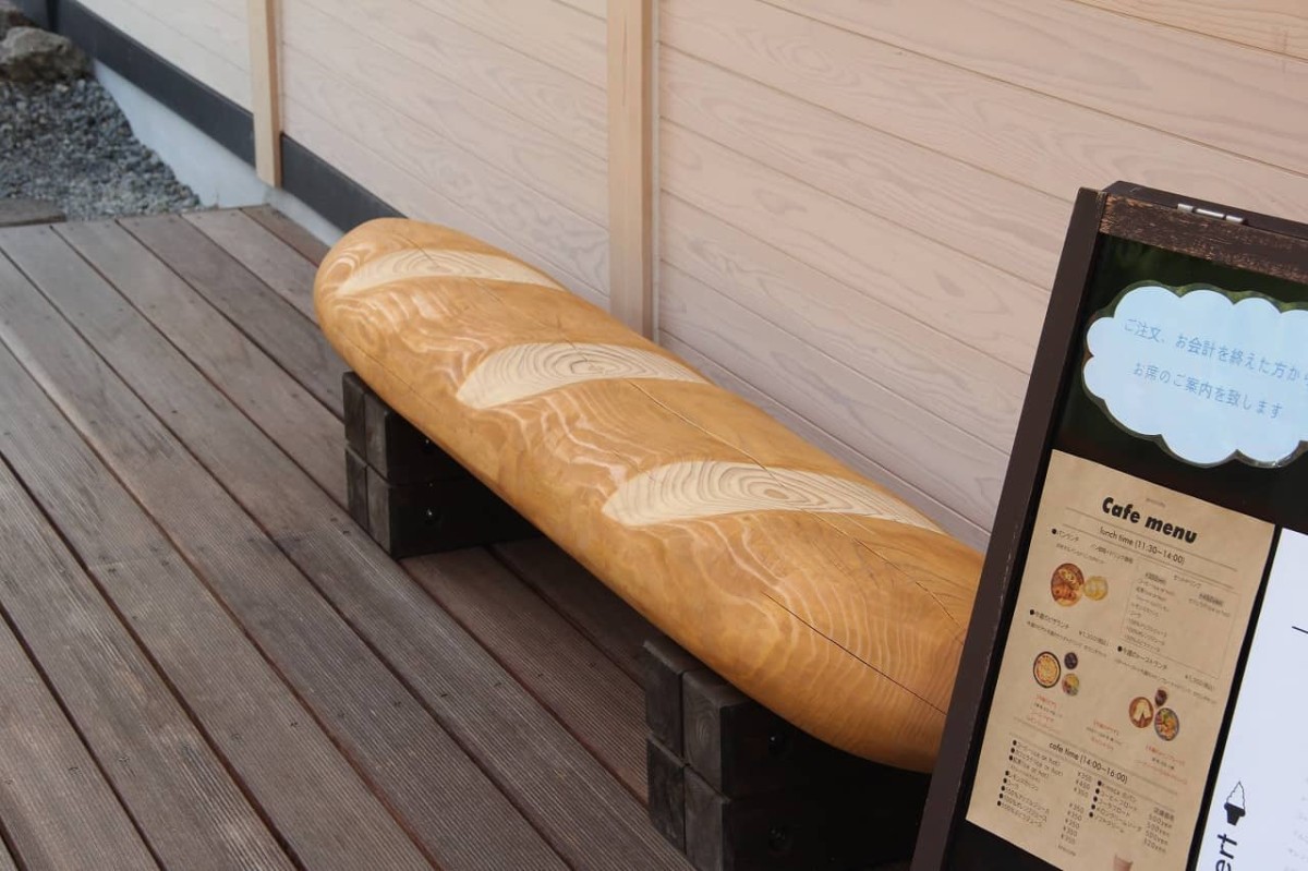 島根県雲南市にあるパンと雑貨『kinoca』のベンチ
