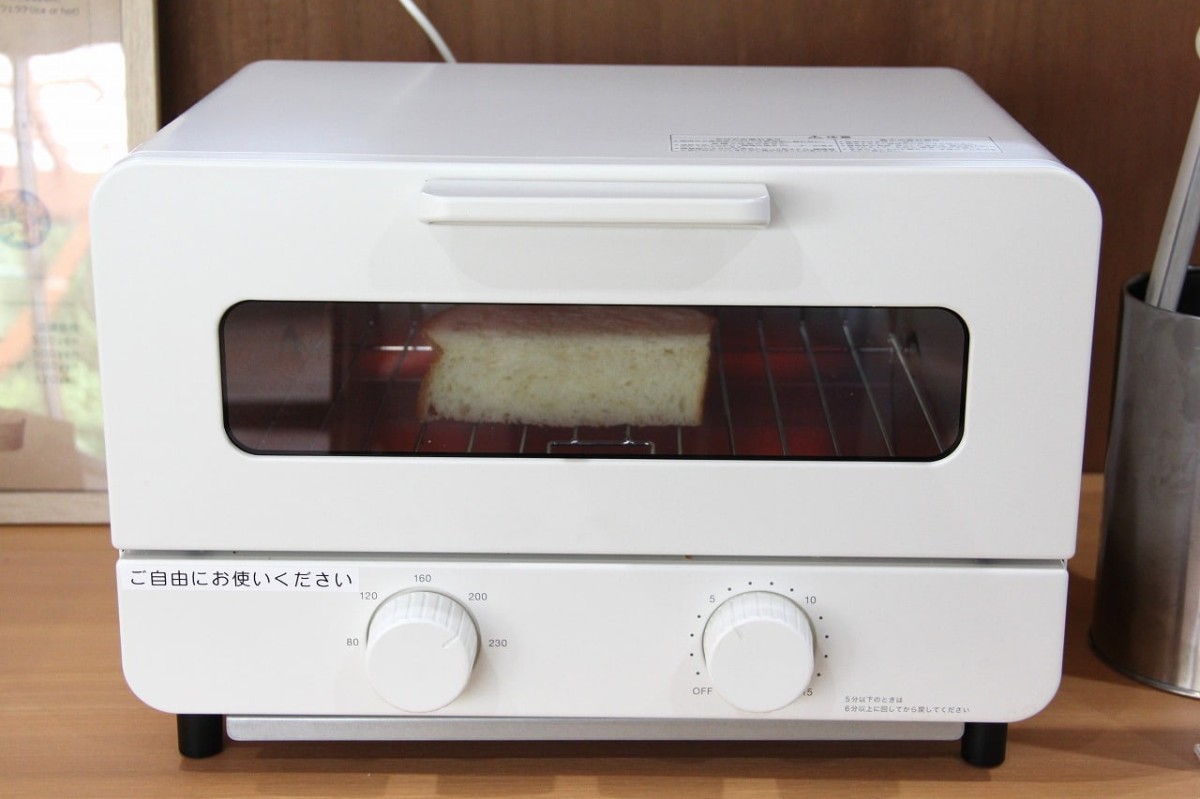 島根県雲南市にあるパンと雑貨『kinoca』で販売している「今週のトーストランチ」の食パンを焼く様子