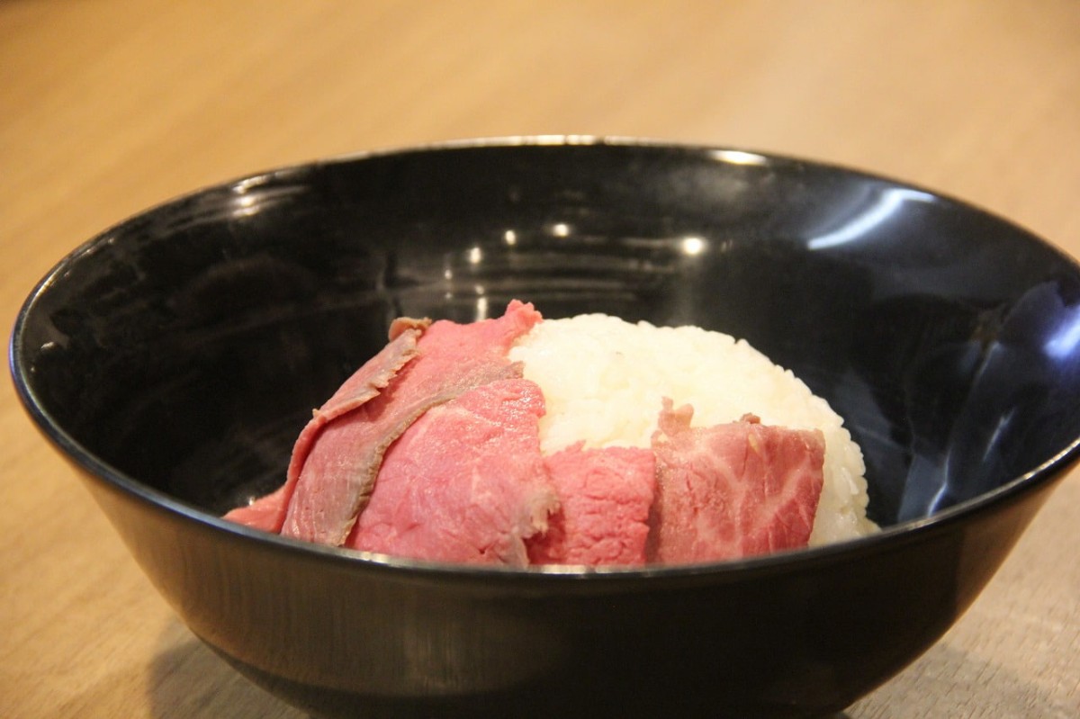 鳥取県米子市にある『Casual Dining FUNP』で販売している「国産牛 炙り贅沢肉めし」を調理する様子