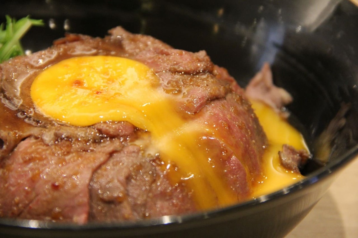 鳥取県米子市にある『Casual Dining FUNP』で販売している「国産牛 炙り贅沢肉めし」