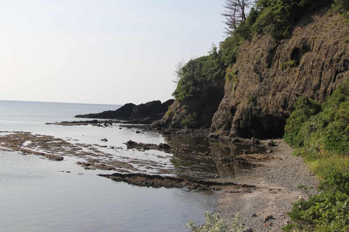 島根県松江市にある『桂島海水浴場』周辺の磯の様子
