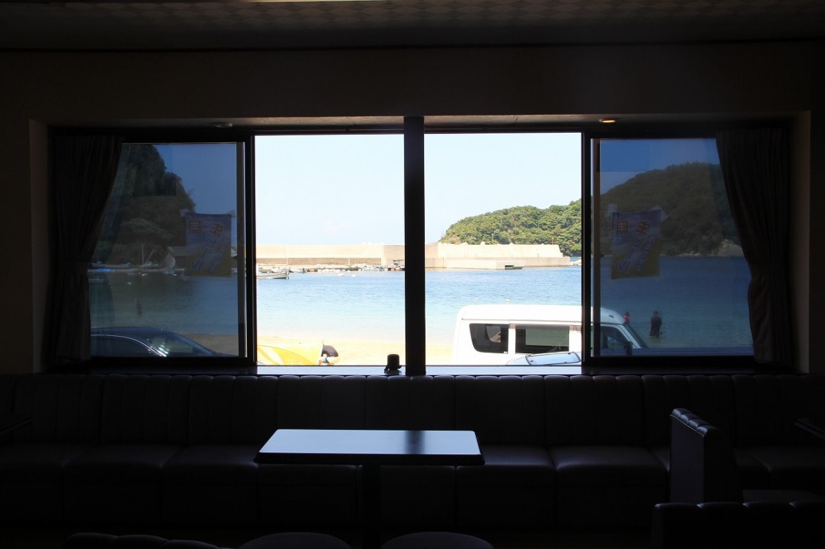 島根県松江市にある『まるはち屋北浦ビーチサイド店』の店内からみる北浦の海