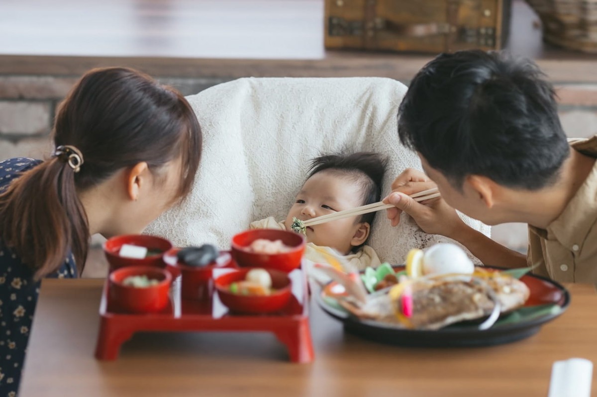 島根県松江市にある『Deux-TERRace（ドゥ・テラス）』でのお食い初めの様子