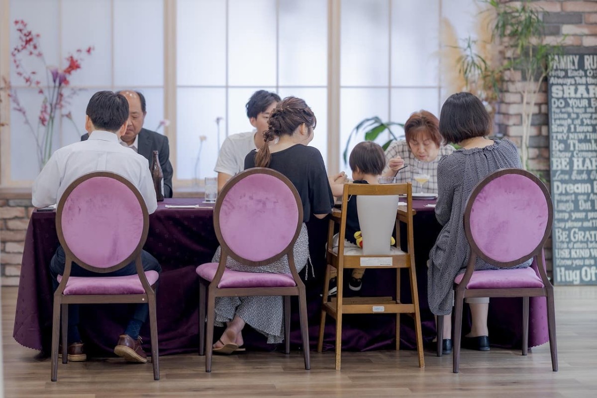島根県松江市にある『Deux-TERRace（ドゥ・テラス）』で食事をする様子