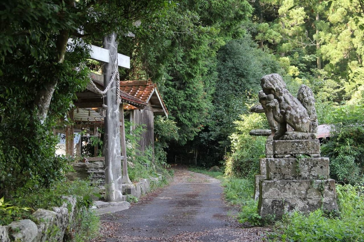島根県松江市にある『十二所神社』の鳥居と狛犬