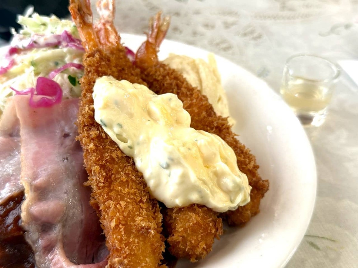 島根県松江市にある『カフェレスト飛翔』で販売している「ハンバーグとエビフライ」のエビフライ