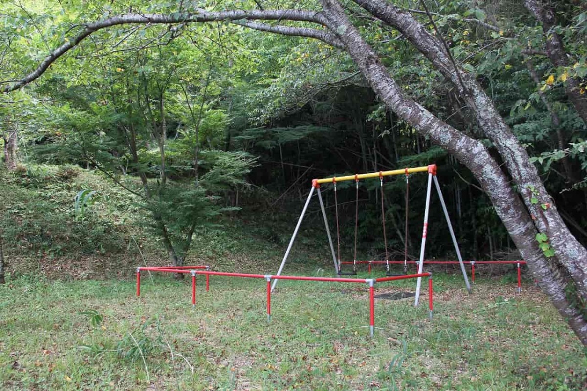 島根県松江市にある『意東児童公園』のブランコ