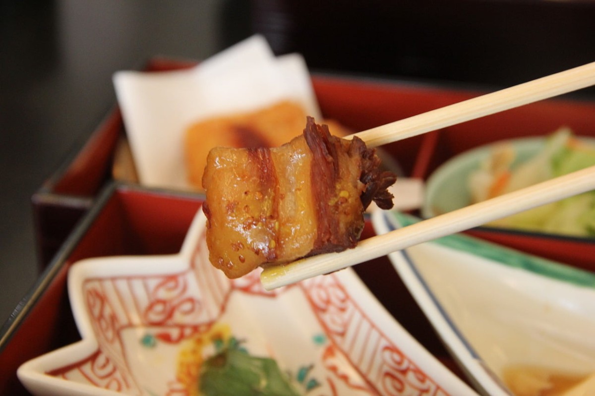 島根県松江市にある『日本料理 松江 和らく』で販売している「宍道湖しじみ雛貝めし」の小鉢