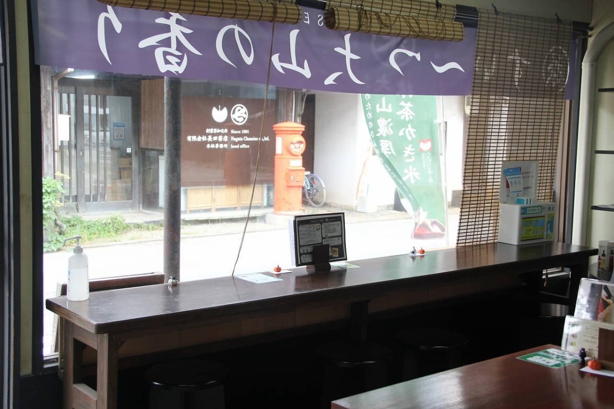 鳥取県米子市にある『NAGACHA Café 1801』の店内